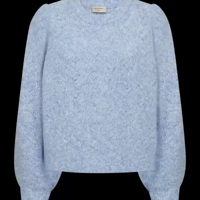 Camisola de malha azul clara com padrão texturizado e gola redonda