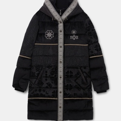 Casaco longo acolchoado preto com padrão floral, capuz e fecho de correr com acabamento cinza.