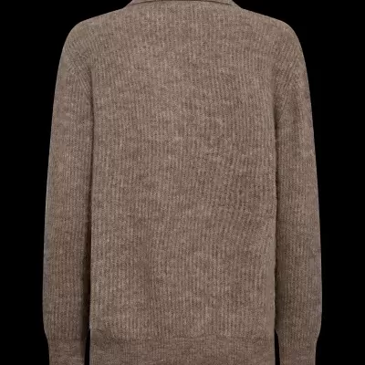 Camisola de malha castanho claro com padrão acanelado vista de costas