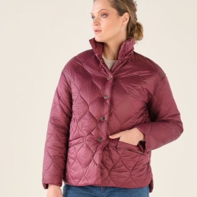 Casaco vinho acolchoado com botões e bolsos laterais