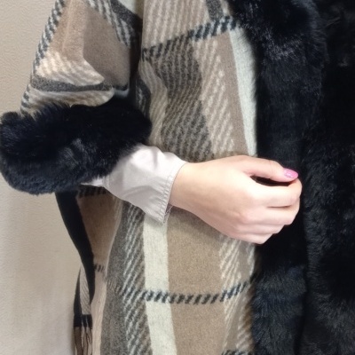 Pelerine castanha com padrão de riscas e pelo preto no decote e mangas