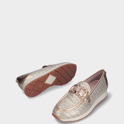 Sapatos mocassim femininos dourados e prateados com detalhe metálico