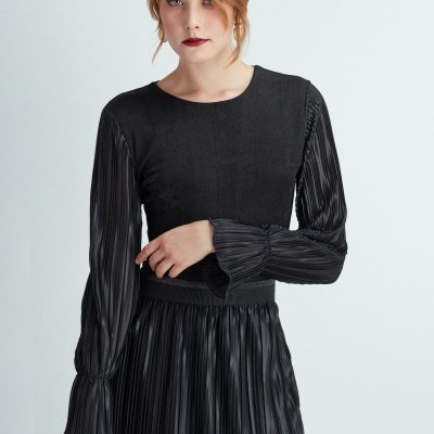 Vestido preto feminino com mangas e saia plissadas