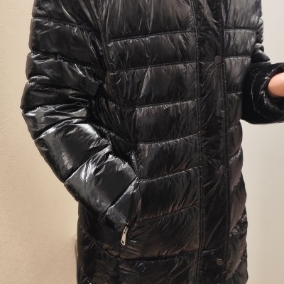 Casaco acolchoado preto comprido com capuz e fechos