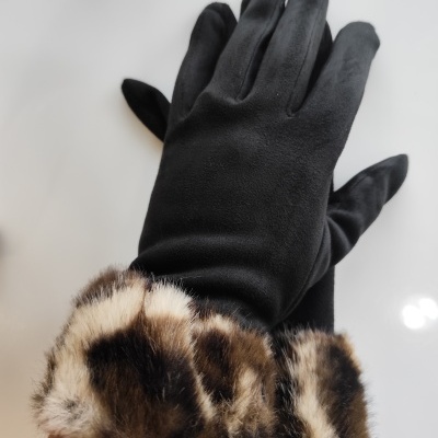 Luvas pretas com punhos de pelo castanho e bege
