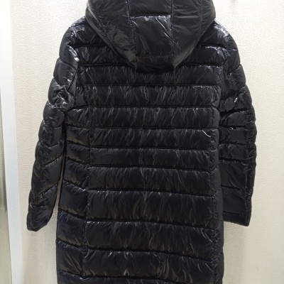 Casaco acolchoado preto brilhante com capuz pendurado