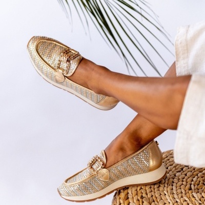 Sapatos mocassim dourados com padrão trançado e detalhes metálicos
