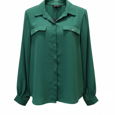 Camisa verde escura de manga comprida com bolsos frontais e gola clássica