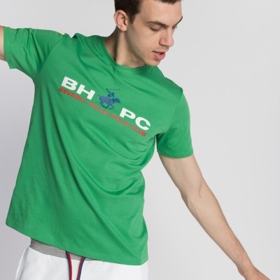 Homem com t-shirt verde da marca Beverly Hills Polo Club e calças brancas