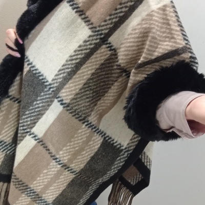 Pelerine xadrez bege com bordas em pelo preto e franjas