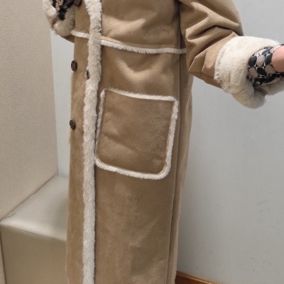 Casaco bege de camurça com pêlo branco