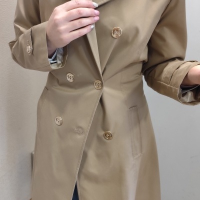 Casaco bege trench coat com botões dourados