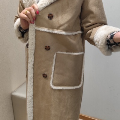 Casaco comprido bege com gola e bolso forrados a pêlo sintético branco