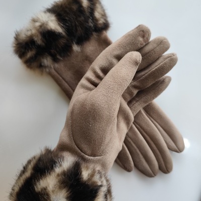 Luvas bege com punhos de pelo sintético castanho, preto e bege