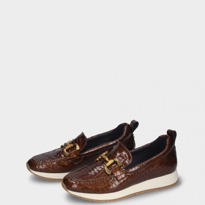 Ténis mocassim castanhos com textura de pele de crocodilo e sola branca