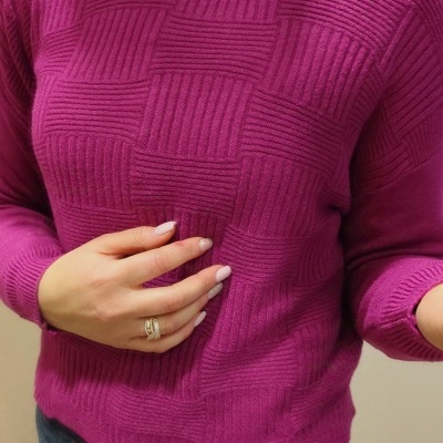 Camisola rosa de malha com padrão quadrado e gola alta