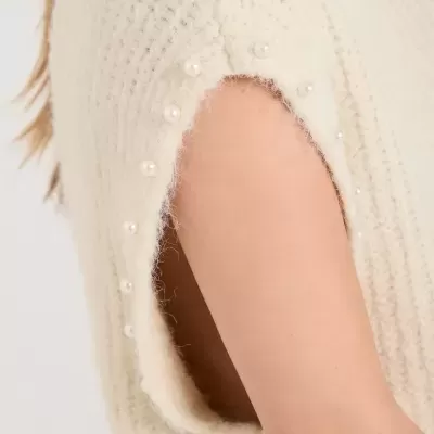 Manga de casaco de lã creme com aplicação de pérolas pequenas