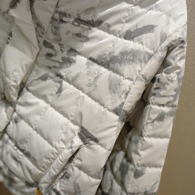 Casaco acolchoado cinza e branco com bolso lateral