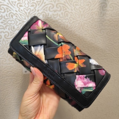 Carteira trançada preta com flores coloridas