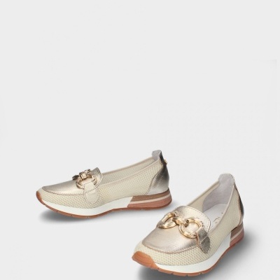 Sapatilhas nude dourado com corrente dourada na parte superior