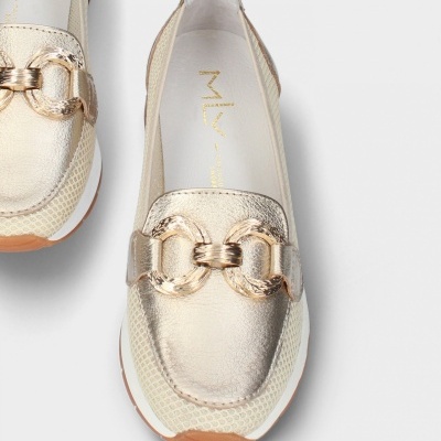 Sapato mocassim feminino dourado com detalhe metálico e solado branco