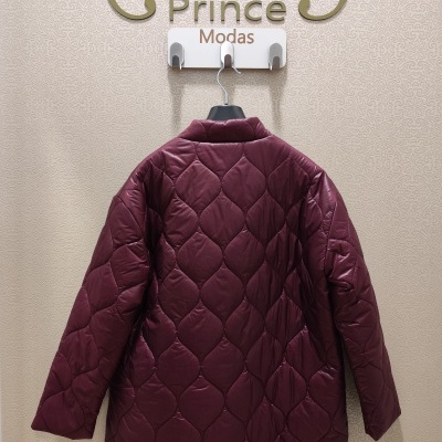 Casaco bordô acolchoado pendurado numa parede com suporte Prince Modas