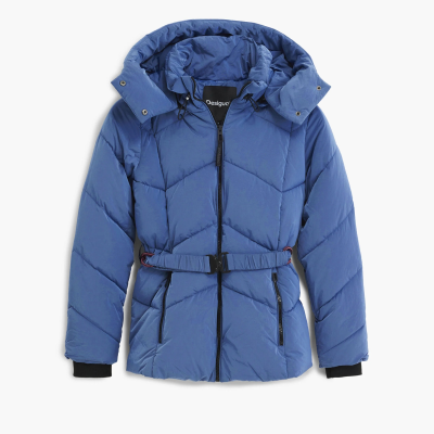 Casaco acolchoado azul com capuz e cinto na cintura