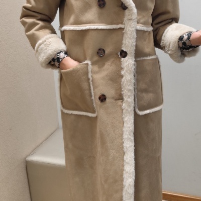 Casaco comprido bege com gola e punhos em pelo branco e botões castanhos