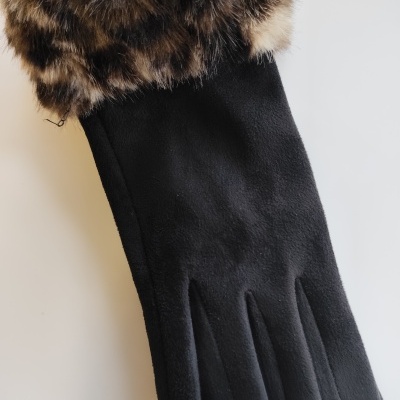 Luva preta com punho de pelo castanho sintético