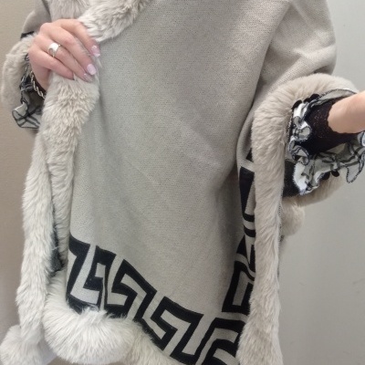 Poncho bege com bordas de pêlo sintético e padrão geométrico preto