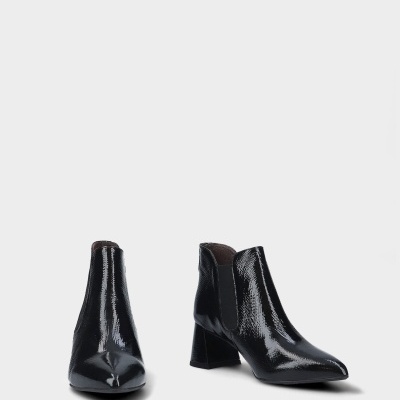 Botins femininos pretos em verniz com tacão médio