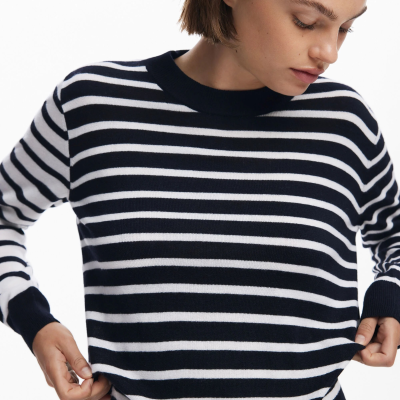 Camisola riscada navy e branca com gola redonda e punhos azul escuro