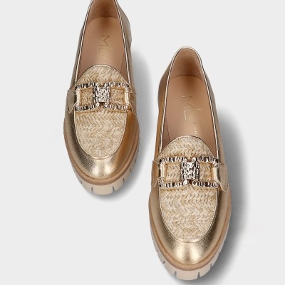 Par de mocassins dourados com detalhe trançado e fivela metálica