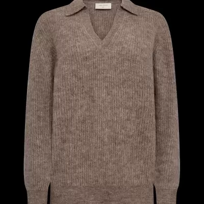 Camisola de malha castanha clara com gola em bico e colarinho