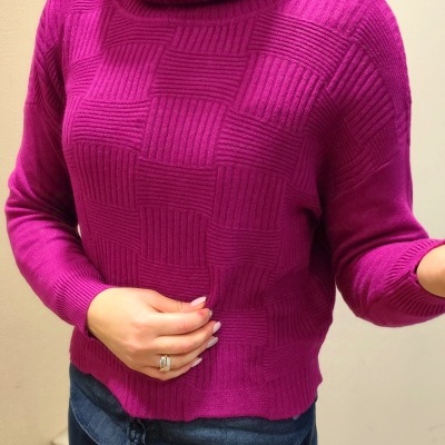 Camisola rosa magenta com padrão quadrado em relevo e gola alta
