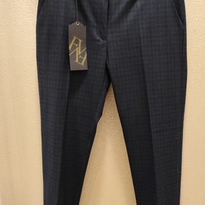 Calças compridas de tecido escuro com padrão xadrez subtil