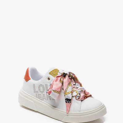 ténis branco com laço rosa estampado e sola bege