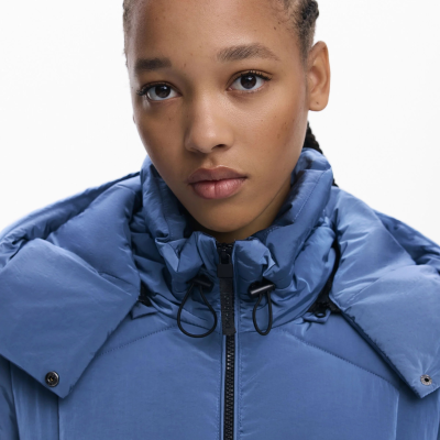 Casaco acolchoado azul com fecho preto e cordões no colarinho