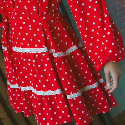 Vestido vermelho com bolinhas brancas e detalhes em renda branca