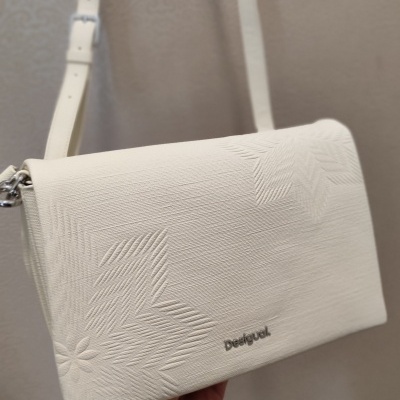 Mala de ombro branca texturizada com padrão floral e logo Desigual