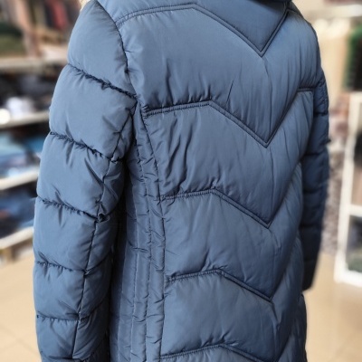 Casaco acolchoado azul com capuz e gola de pelo castanho