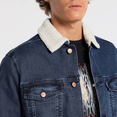 Casaco de ganga azul escuro com gola peluda branca e botões metálicos