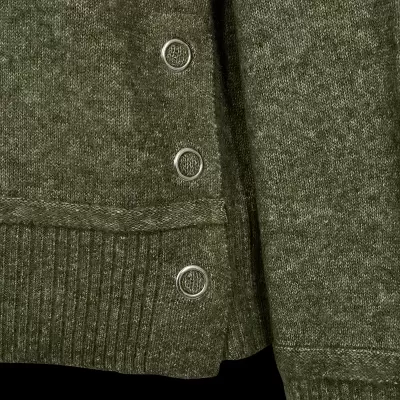 Casaco de malha verde-oliva com botões metálicos e bainha canelada