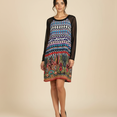 Vestido curto com padrão colorido e mangas pretas transparentes