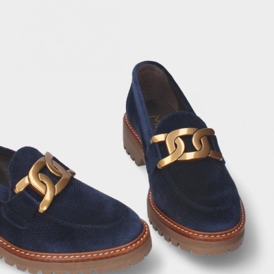 Sapatos mocassim em camurça azul escuro com detalhe em metal dourado