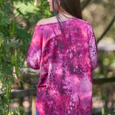 Túnica rosa e roxa com padrão abstrato vista pelas costas