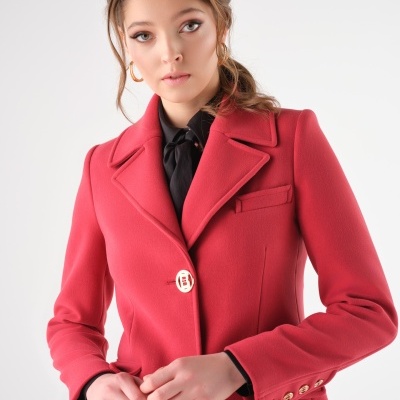 Blazer feminino vermelho texturizado com botões dourados
