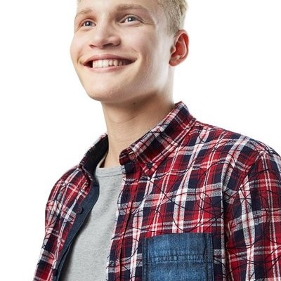 Camisa xadrez vermelha, branca e azul com bolso denim e t-shirt cinza em fundo branco