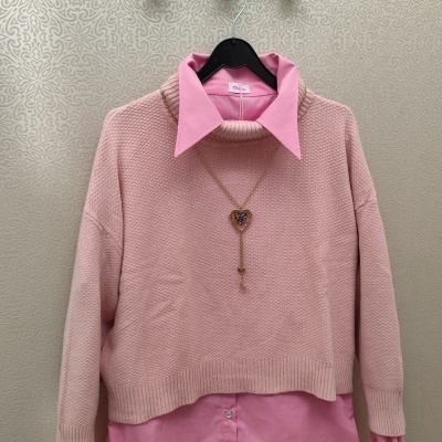Blusa rosa com camisa rosa e colar de coração em cabide