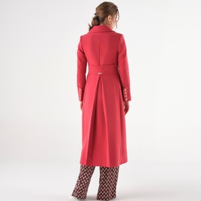 Casaco vermelho comprido com cinto e botões, visto de costas